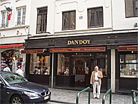 Bruksela, sklep DANDOY -
            regał stylizowany na zabytkowy